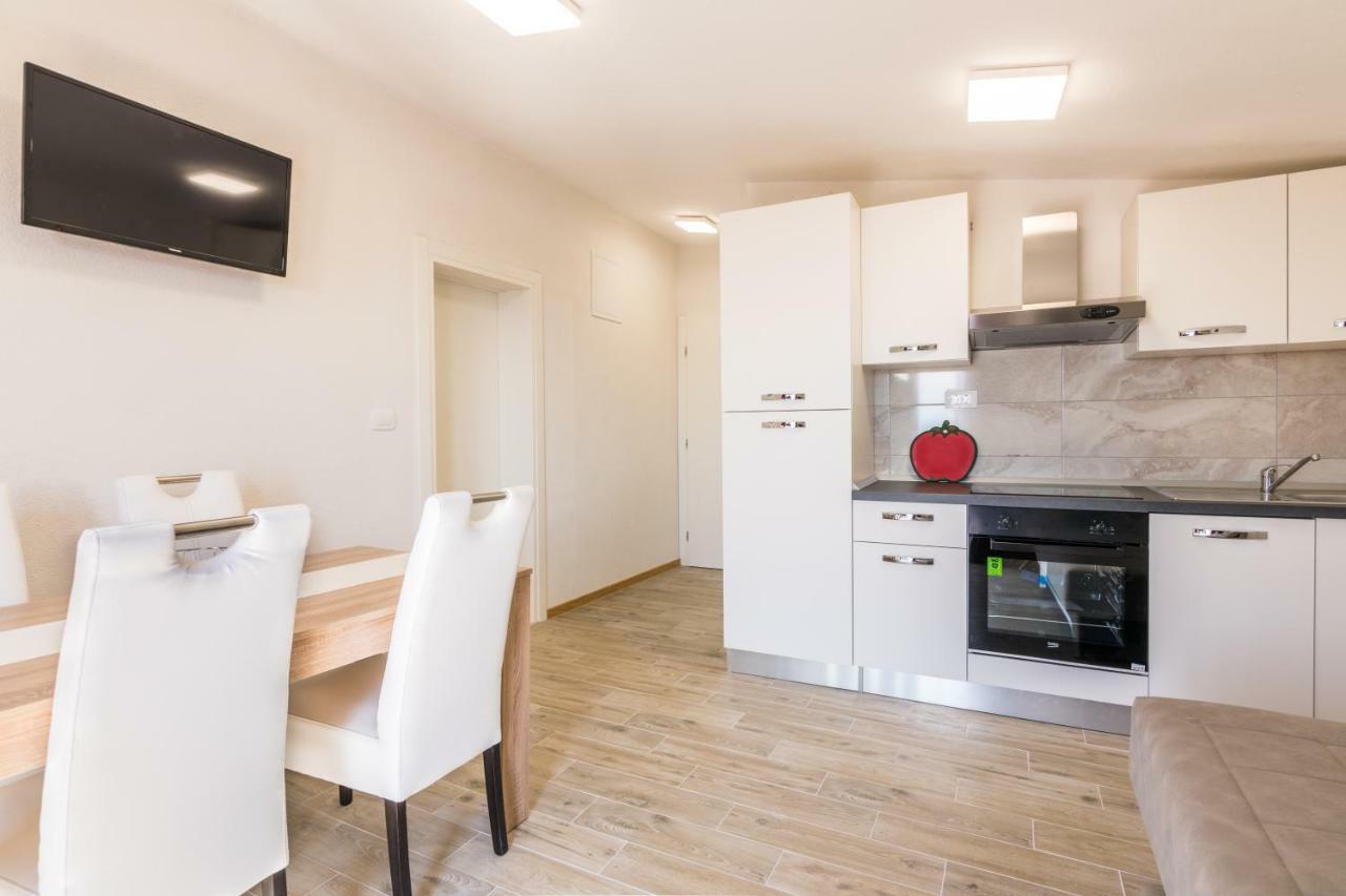 פרומאינה Apartments Family Roso מראה חיצוני תמונה