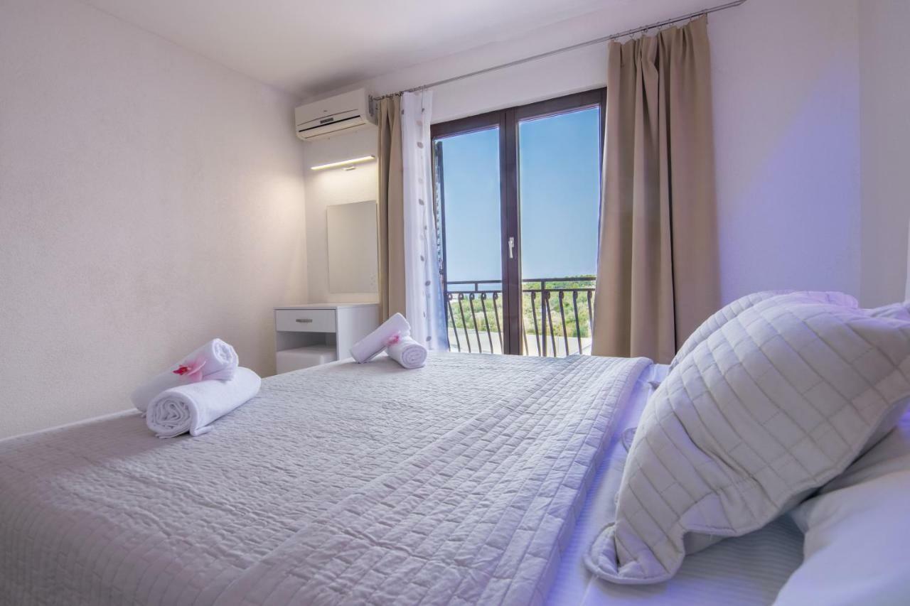 פרומאינה Apartments Family Roso מראה חיצוני תמונה